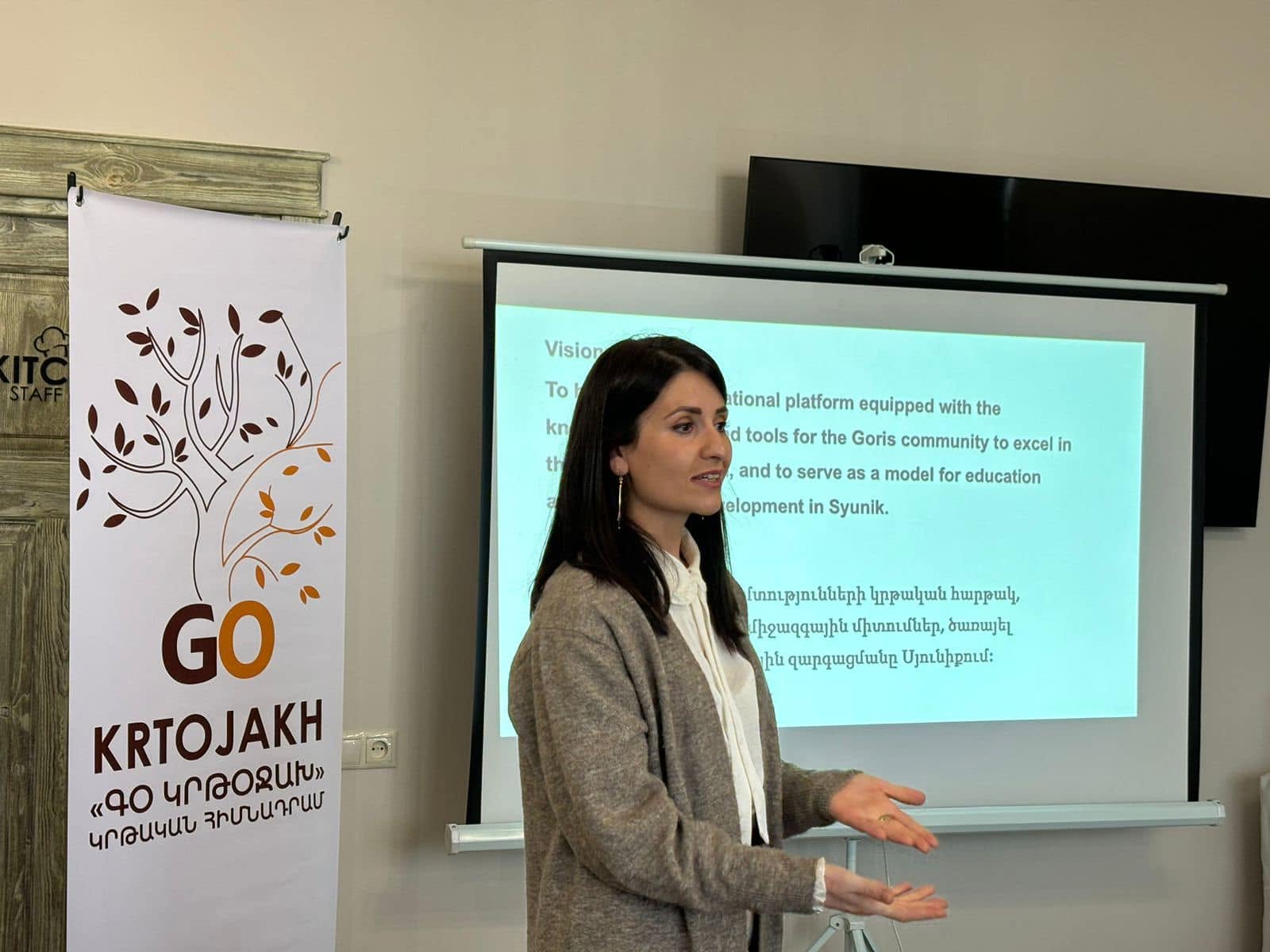 Gayane Ohanyan presenting the project’s vision beside the GO Krtojakh banner